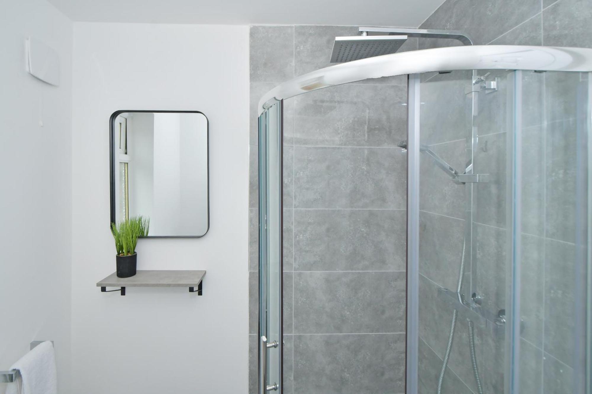 Sapphire Apartments By Yourstays - Luxury 2 Bedroom Apartments In クルー エクステリア 写真