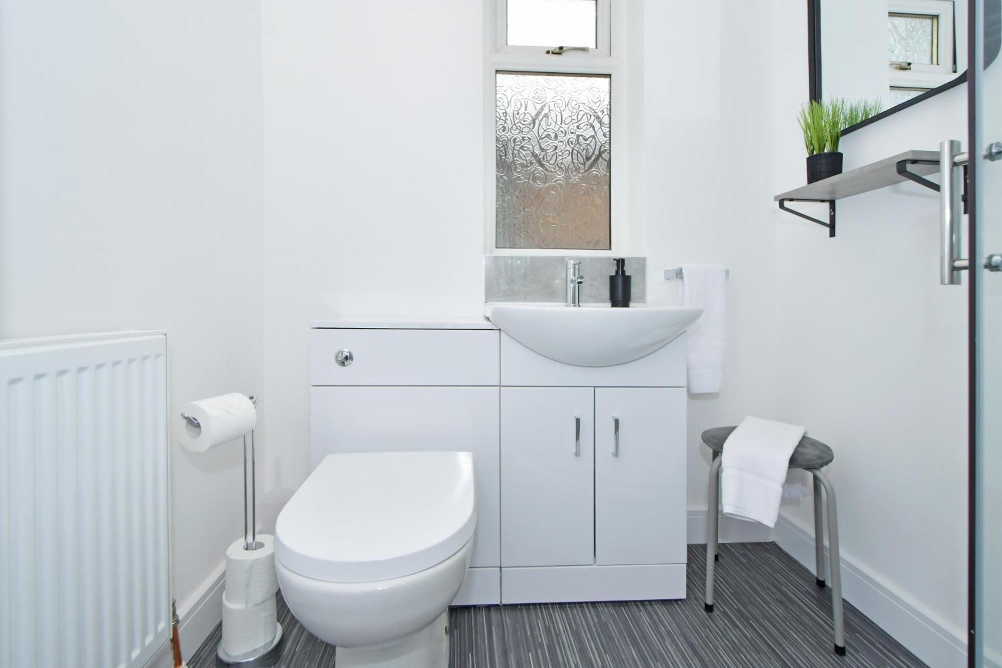 Sapphire Apartments By Yourstays - Luxury 2 Bedroom Apartments In クルー エクステリア 写真