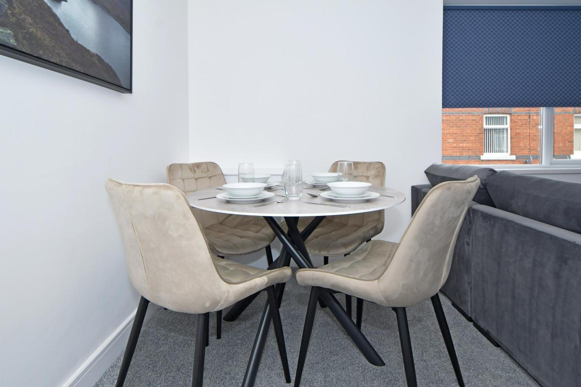 Sapphire Apartments By Yourstays - Luxury 2 Bedroom Apartments In クルー エクステリア 写真