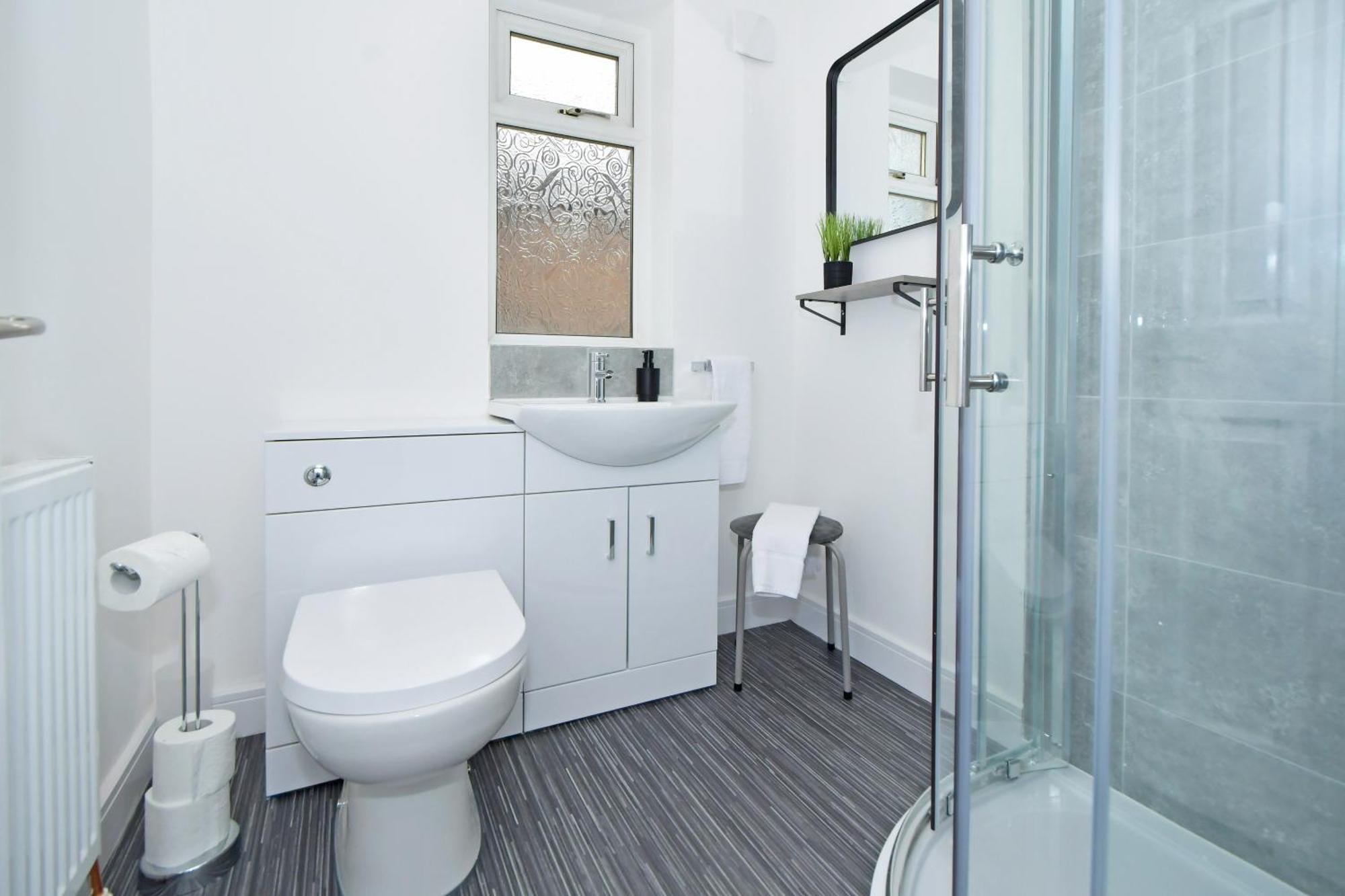 Sapphire Apartments By Yourstays - Luxury 2 Bedroom Apartments In クルー エクステリア 写真