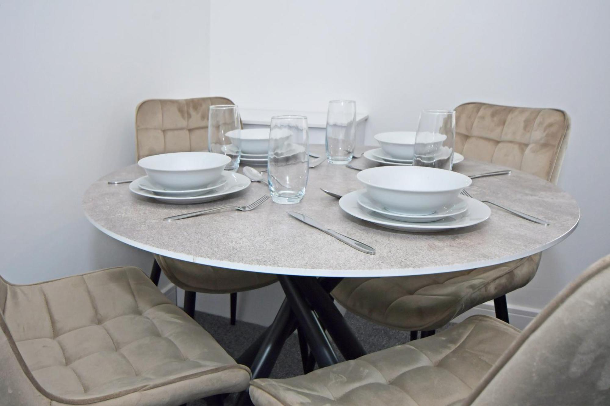 Sapphire Apartments By Yourstays - Luxury 2 Bedroom Apartments In クルー エクステリア 写真