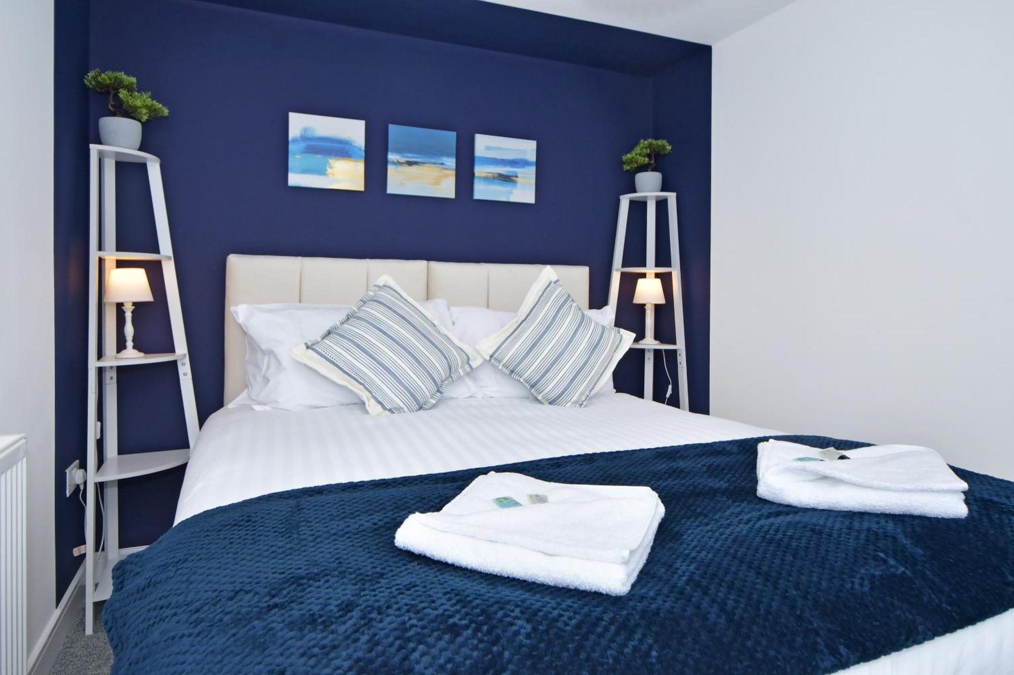 Sapphire Apartments By Yourstays - Luxury 2 Bedroom Apartments In クルー エクステリア 写真