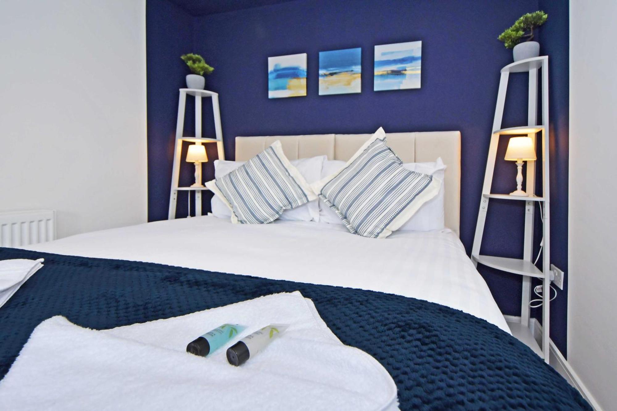 Sapphire Apartments By Yourstays - Luxury 2 Bedroom Apartments In クルー エクステリア 写真