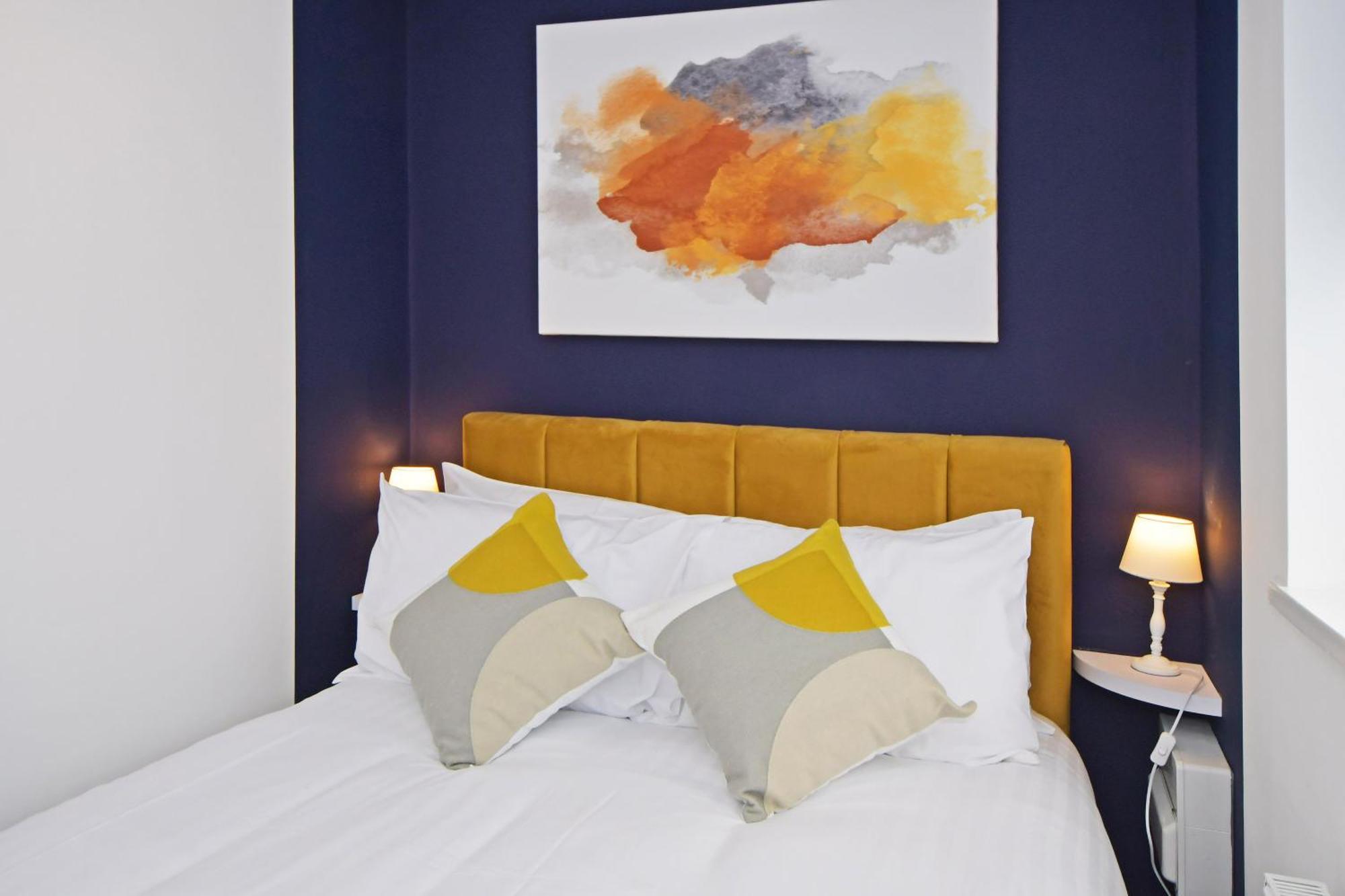 Sapphire Apartments By Yourstays - Luxury 2 Bedroom Apartments In クルー エクステリア 写真