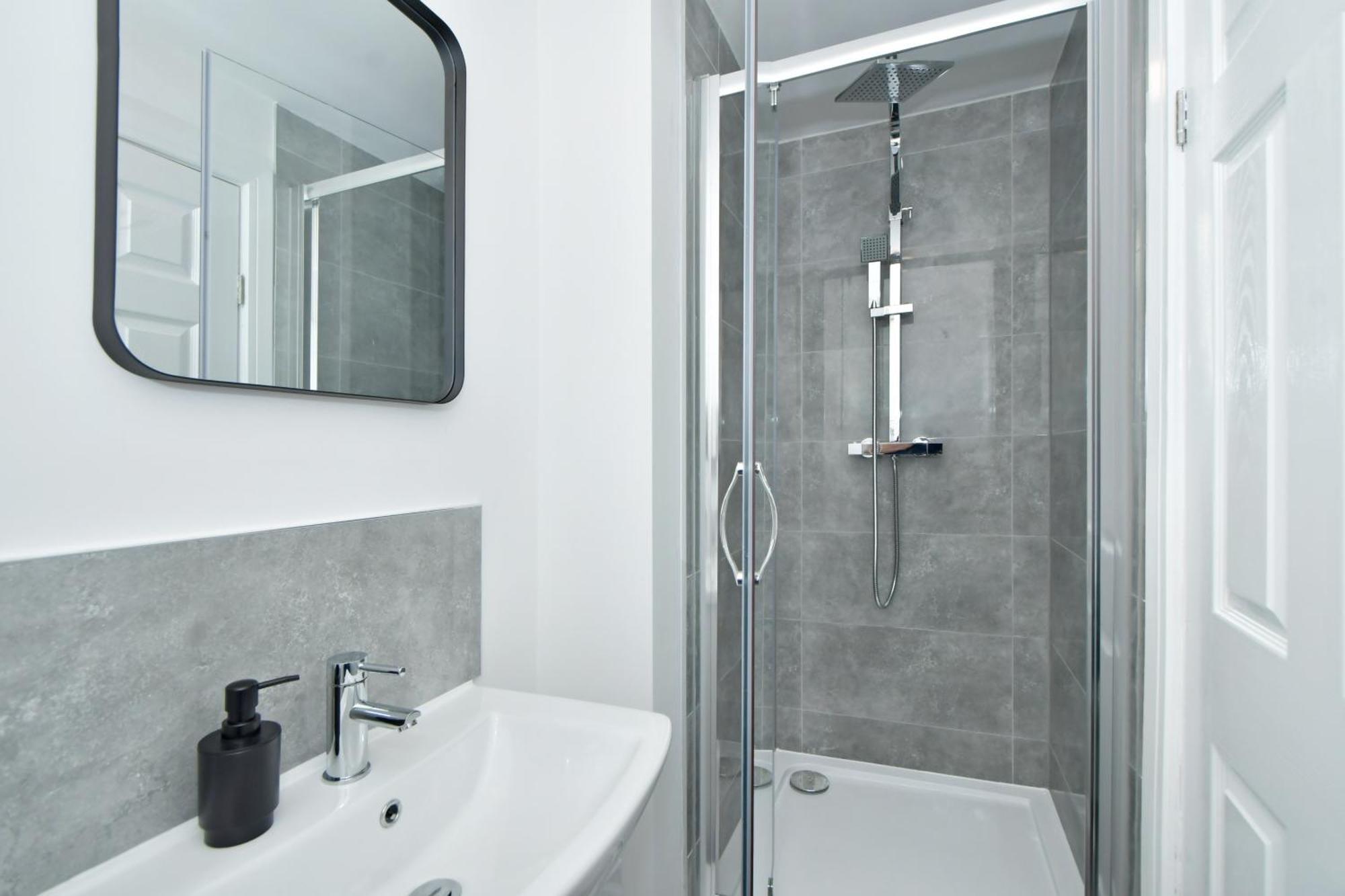 Sapphire Apartments By Yourstays - Luxury 2 Bedroom Apartments In クルー エクステリア 写真