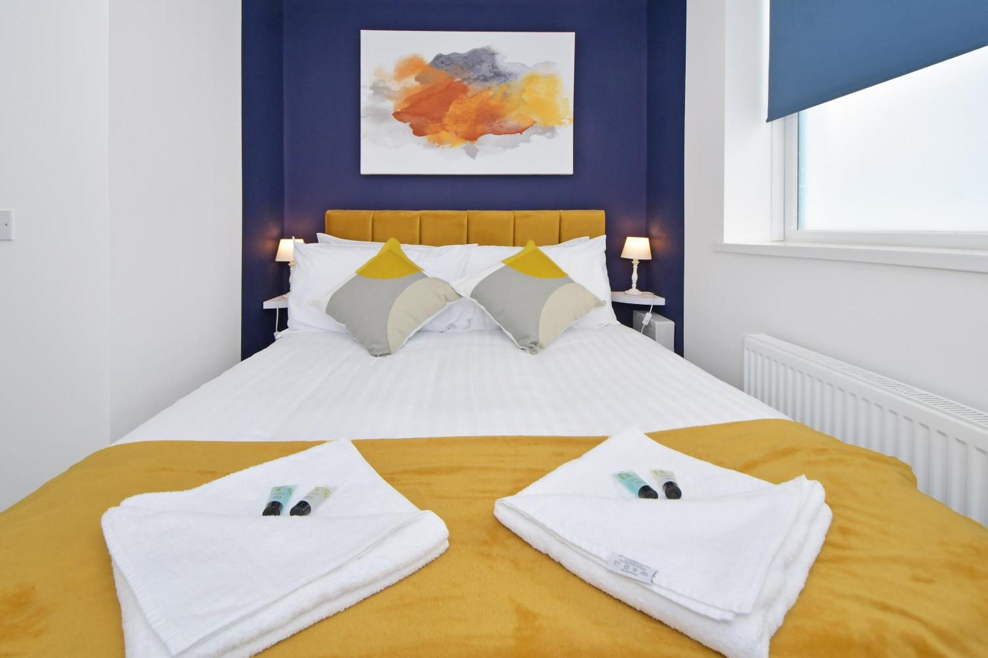 Sapphire Apartments By Yourstays - Luxury 2 Bedroom Apartments In クルー エクステリア 写真