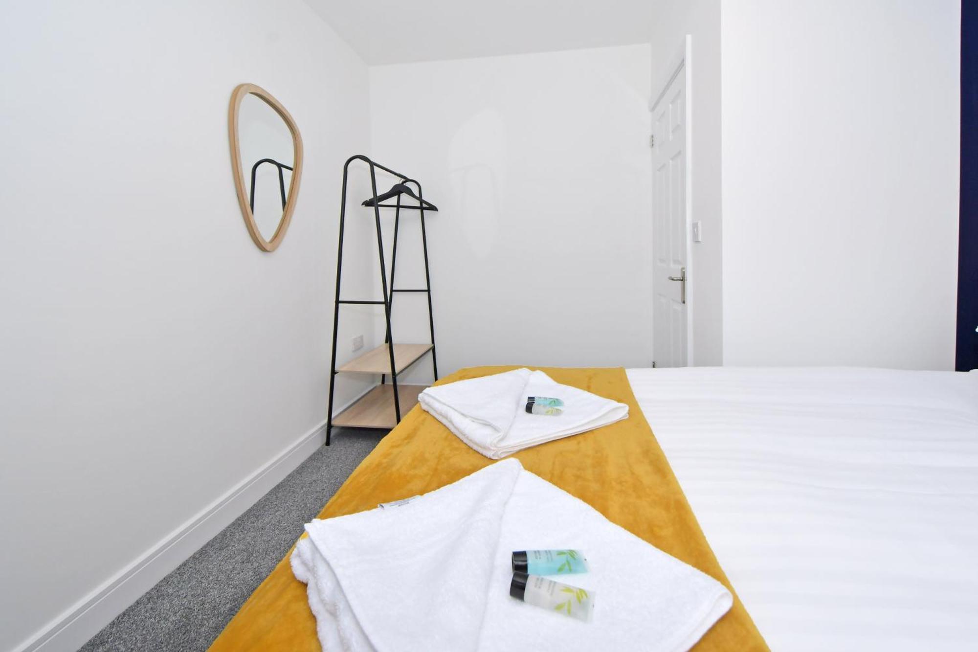 Sapphire Apartments By Yourstays - Luxury 2 Bedroom Apartments In クルー エクステリア 写真