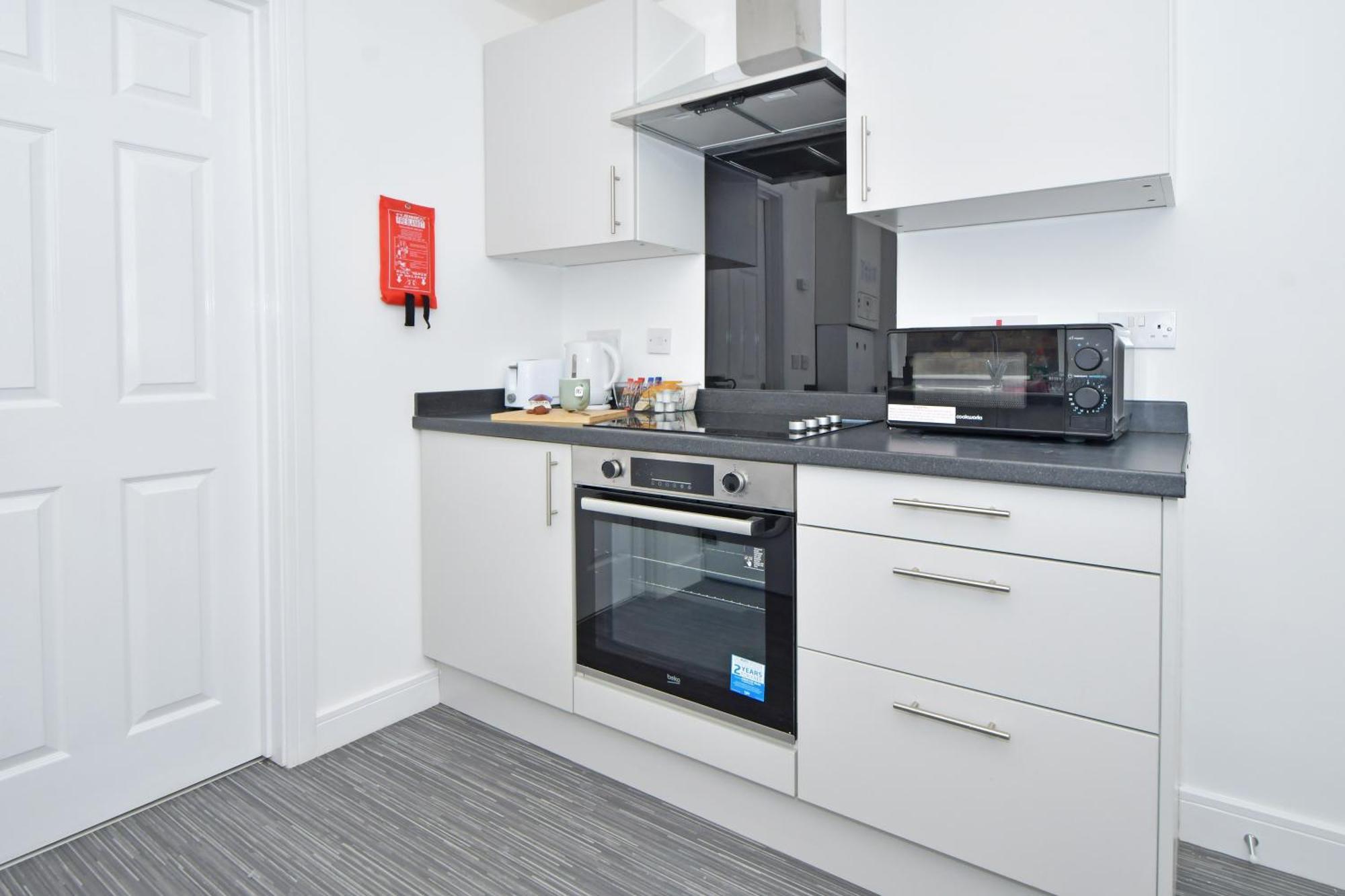 Sapphire Apartments By Yourstays - Luxury 2 Bedroom Apartments In クルー エクステリア 写真