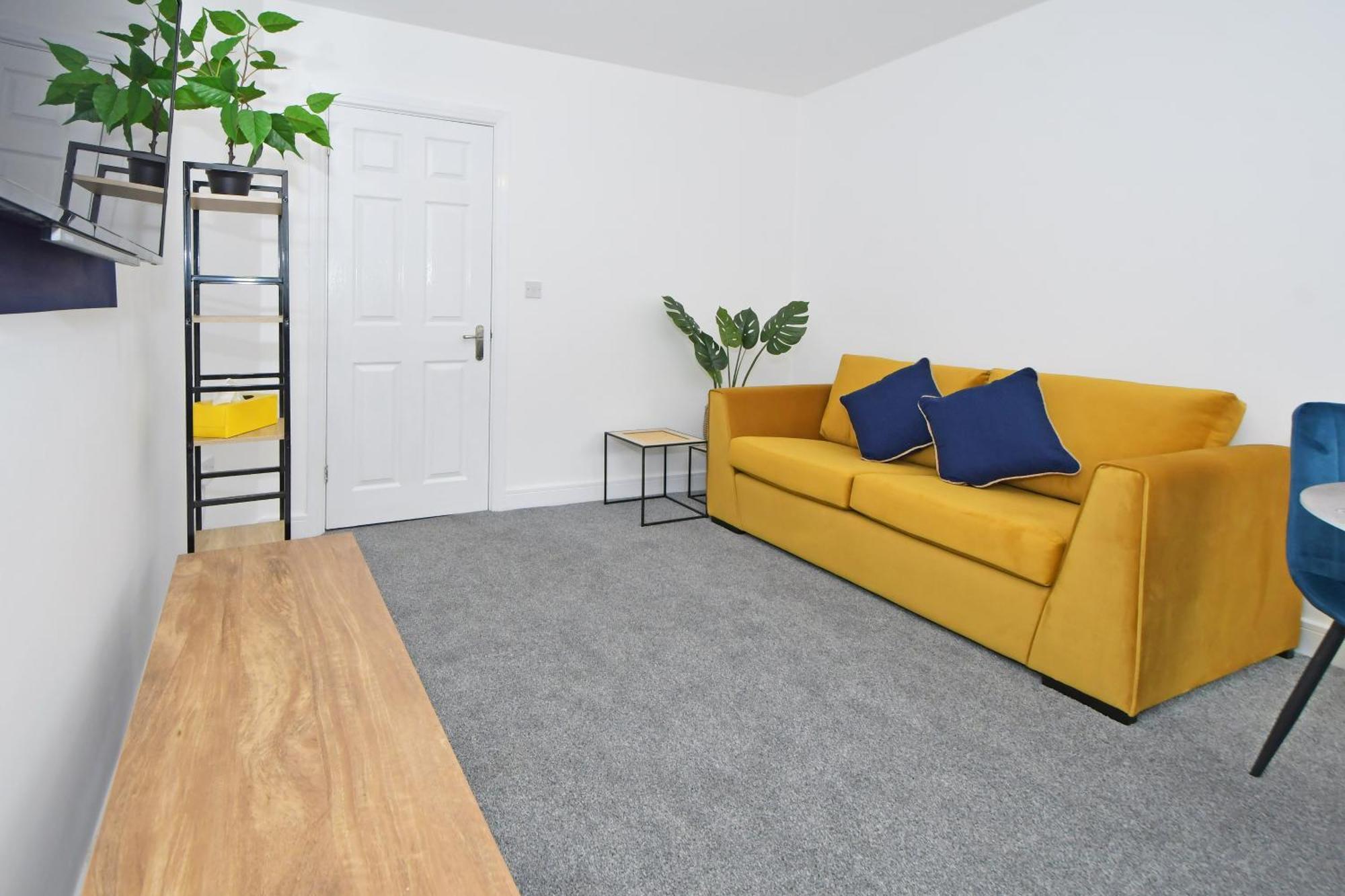 Sapphire Apartments By Yourstays - Luxury 2 Bedroom Apartments In クルー エクステリア 写真